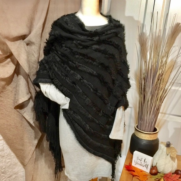 PONCHO Sweater - Picture 1 of 6